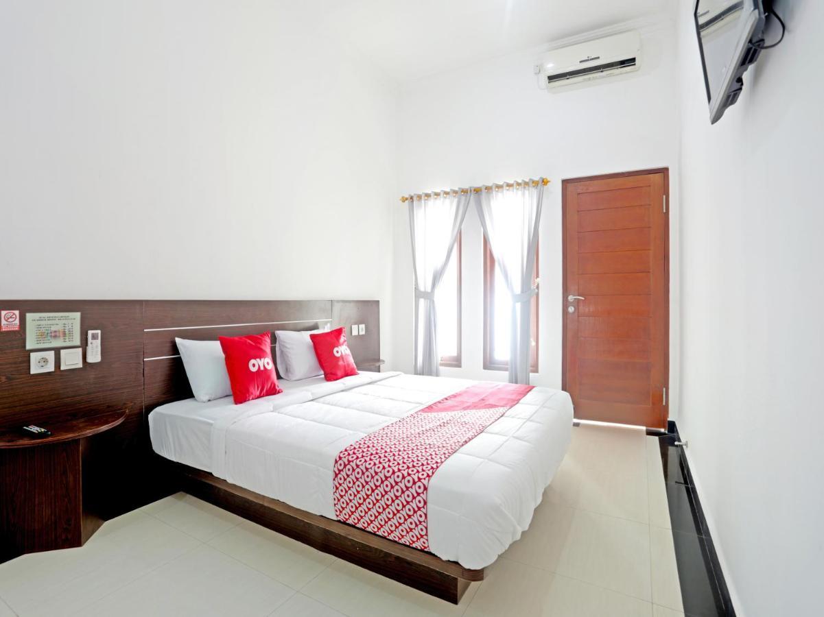 Oyo 90859 Cahaya Guest House Pesanggaran Exterior foto