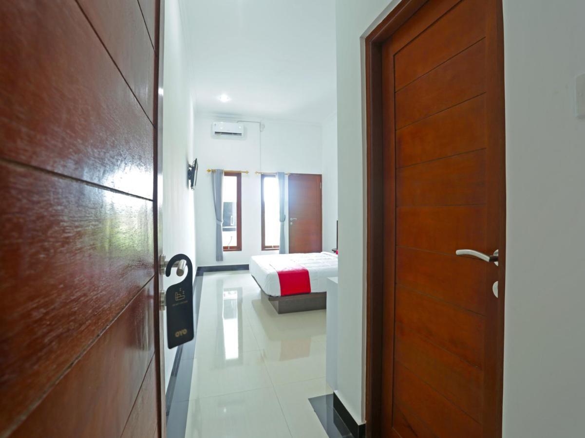 Oyo 90859 Cahaya Guest House Pesanggaran Exterior foto