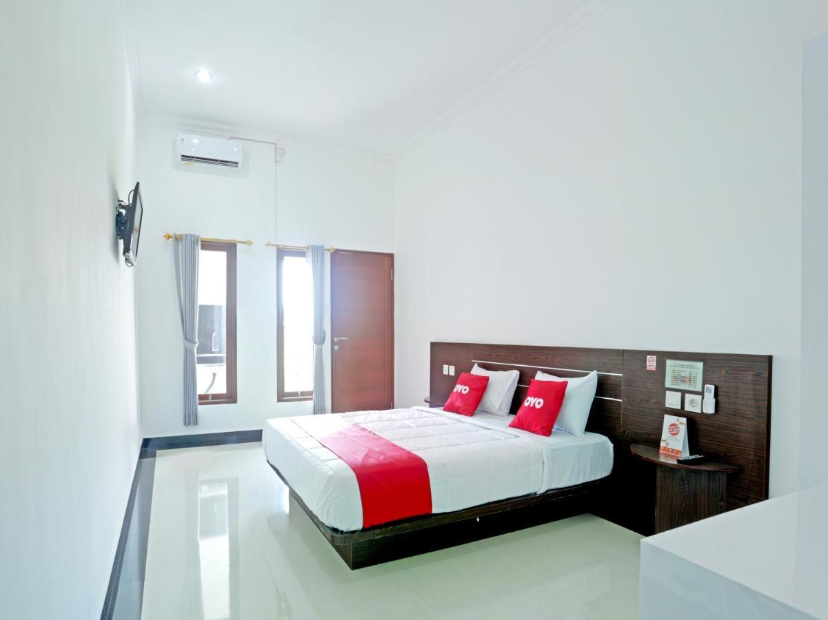 Oyo 90859 Cahaya Guest House Pesanggaran Exterior foto