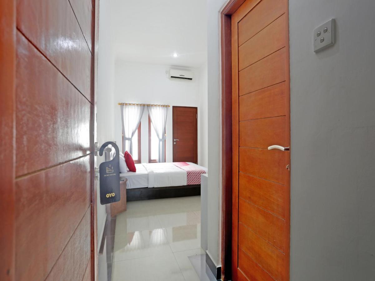 Oyo 90859 Cahaya Guest House Pesanggaran Exterior foto
