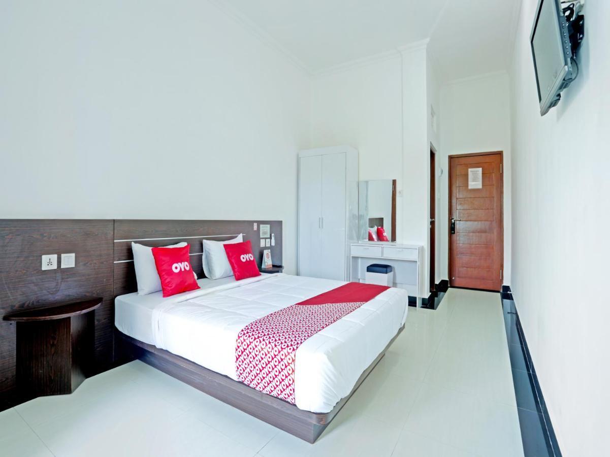 Oyo 90859 Cahaya Guest House Pesanggaran Exterior foto