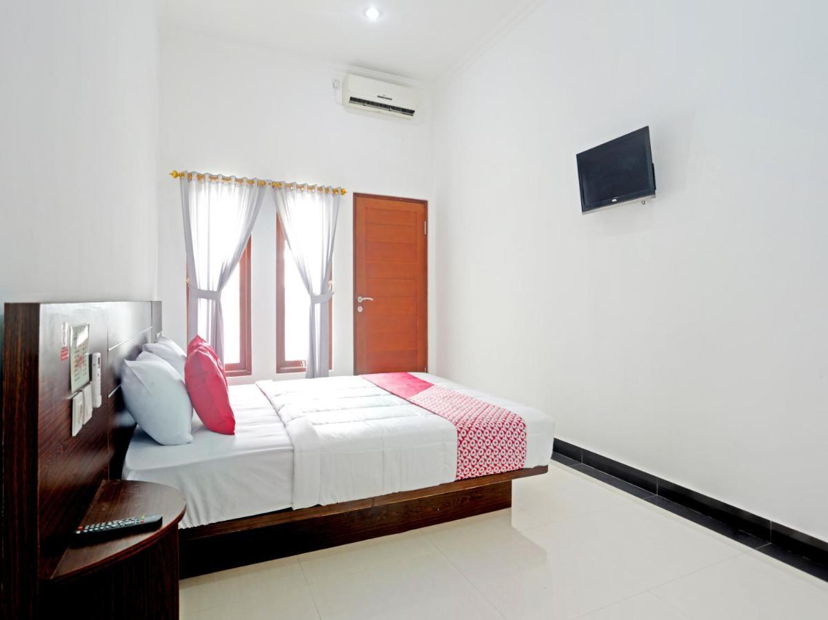 Oyo 90859 Cahaya Guest House Pesanggaran Exterior foto