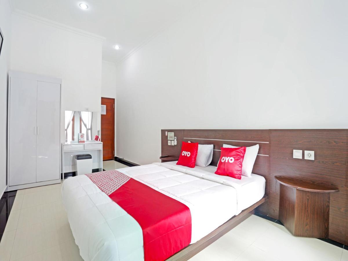 Oyo 90859 Cahaya Guest House Pesanggaran Exterior foto