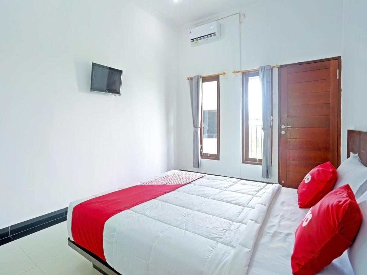 Oyo 90859 Cahaya Guest House Pesanggaran Exterior foto
