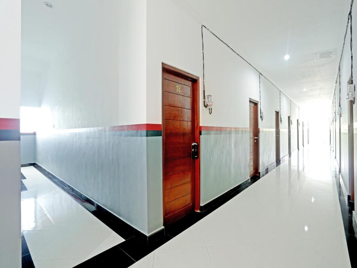 Oyo 90859 Cahaya Guest House Pesanggaran Exterior foto