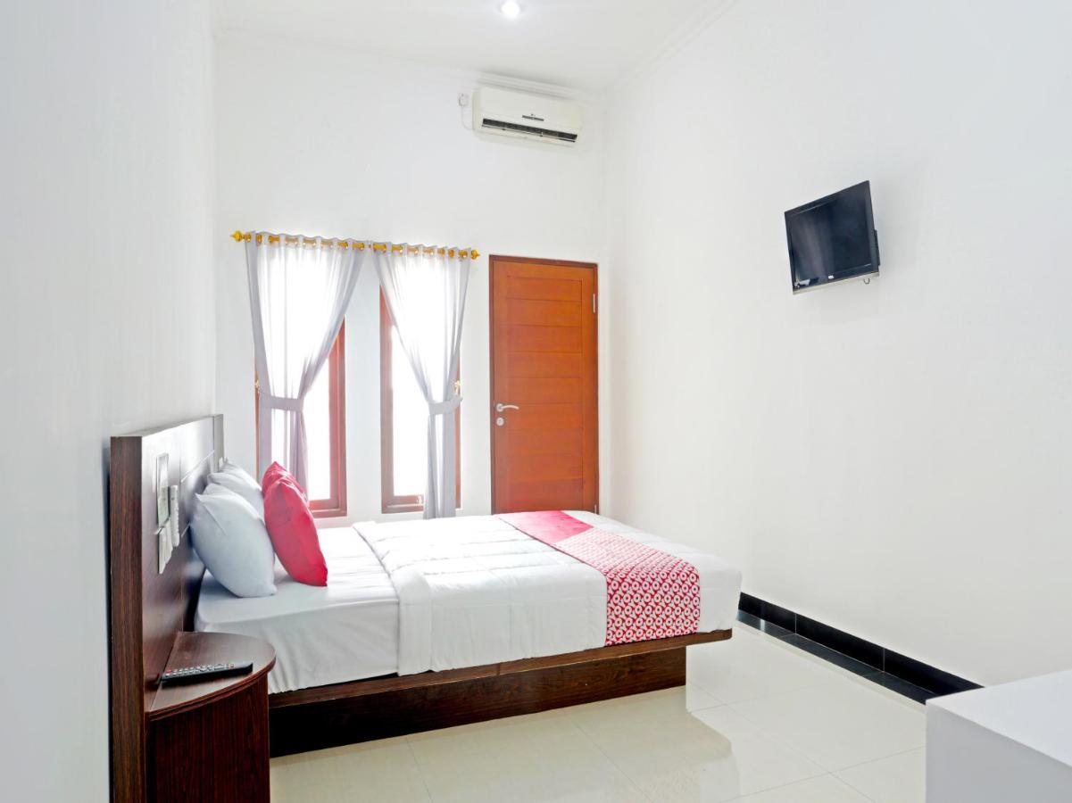 Oyo 90859 Cahaya Guest House Pesanggaran Exterior foto