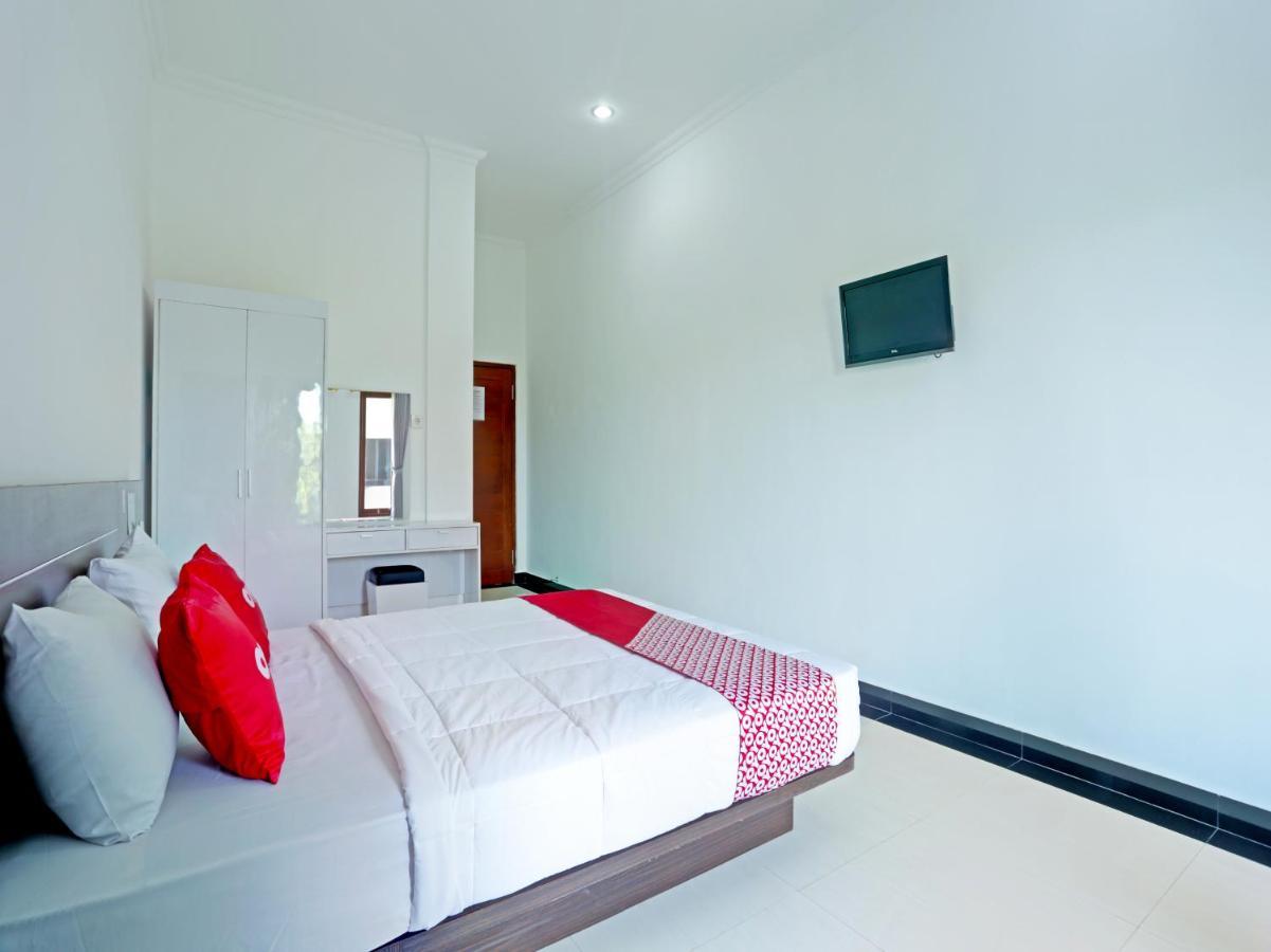 Oyo 90859 Cahaya Guest House Pesanggaran Exterior foto